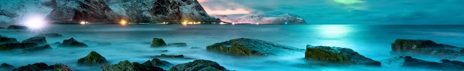 115531 Norrsken fotograferat vid Lofoten illustrerar en artikel som förklarar vad norrsken är samt hur, var och när man kan fotografera det